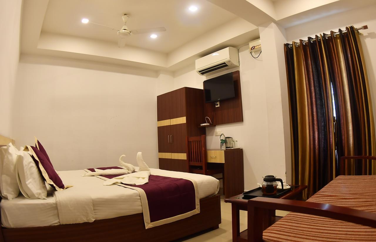Oyo 18604 Puthens Capitol Inn Kochi المظهر الخارجي الصورة